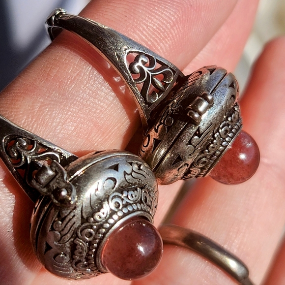 Strawberry Quartz Poison Ring. Vintage Style Adjustable Oil Ring. - Picture 5 of 7